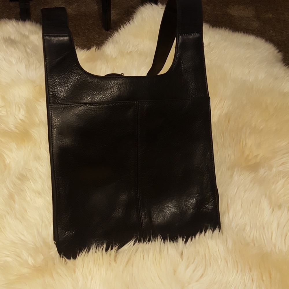 Black leather Giani Bernini crossbody bag